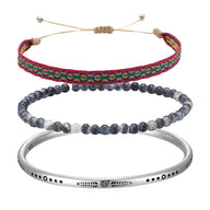 Trio de bracelets pour homme avec perles d’agate noires, bracelet tissé coloré et jonc argenté gravé.