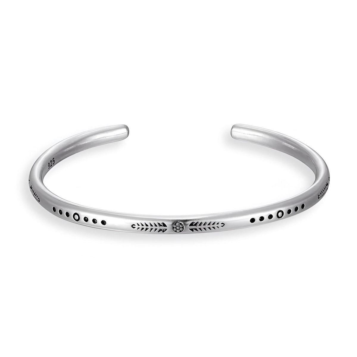 Bracelet ouvert en argent fin avec gravures de points et flèches, style tibétain élégant.