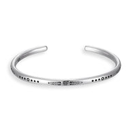 Bracelet ouvert en argent fin avec gravures de points et flèches, style tibétain élégant.