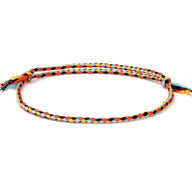 Trio de bracelets tibétains tressés multicolores en coton avec corde ajustable et détails en argent.