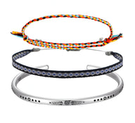 Corde multicolore, corde tressée noire et bleue, bracelet argent avec motifs gravés.