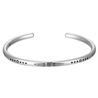 Bracelet tibétain Vasco en argent avec gravures fines, design minimaliste et ouvert.