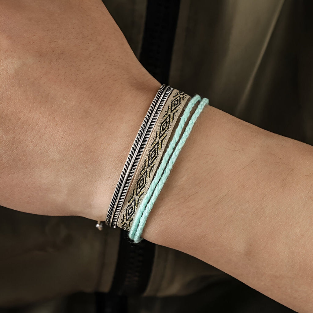 Trio de bracelets tibétains bleu clair, cuivre et coton avec motifs ethniques pour homme.