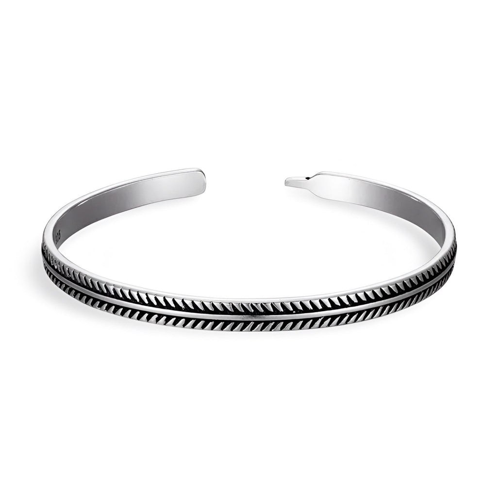 Bracelet rigide en cuivre argenté avec motif chevrons noirs pour homme.