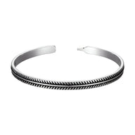 Bracelet tibétain homme en argent avec motif chevron gravé, design ouvert et épuré.