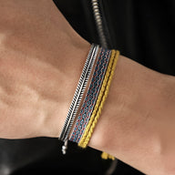 Trio de bracelets tibétains pour homme en coton jaune, fil argenté et motifs tissés multicolores.