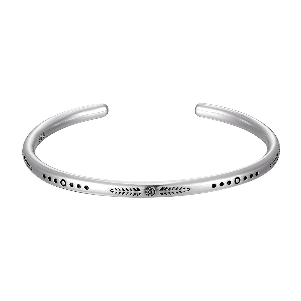 Bracelet tibétain en argent avec motifs gravés et détails en points noirs, style minimaliste homme.