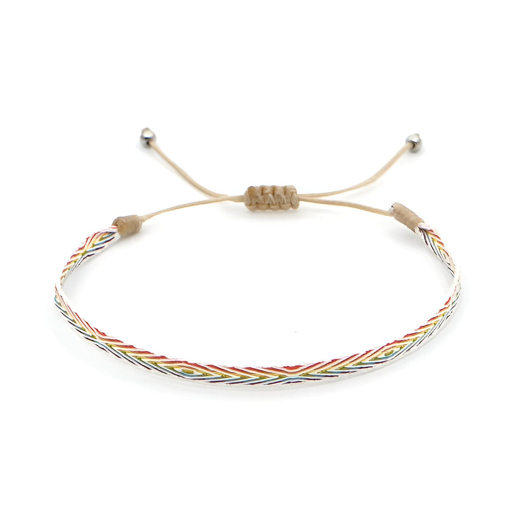 Trio de bracelets tibétains en fil multicolore tressé avec fermoir coulissant en corde beige.