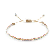 Trio de bracelets tibétains en fil multicolore tressé avec fermoir coulissant en corde beige.