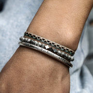 Trio de bracelets tibétains pour homme en jaspe gris, argent et cuir tressé noir et gris.