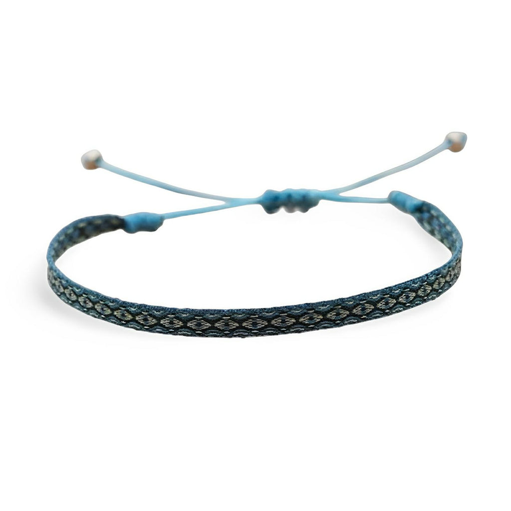 Bracelet tibétain bleu et blanc en fil tressé avec motifs ethniques et fermoir coulissant ajustable.