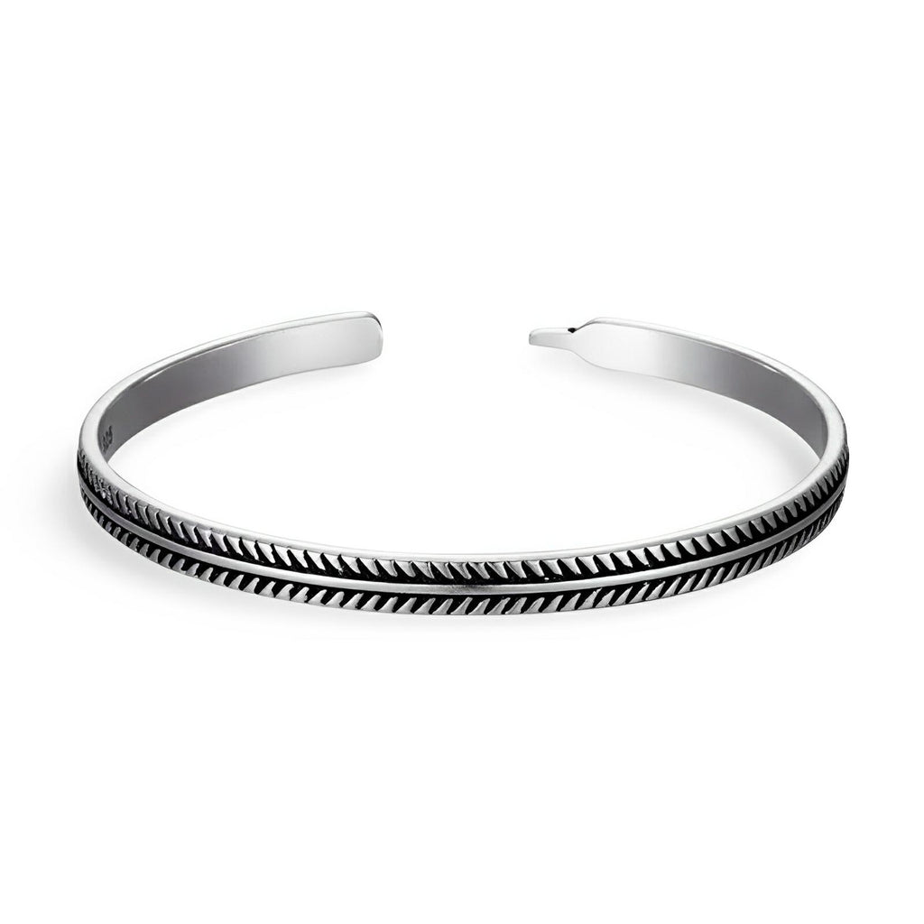 Bracelet manchette en argent avec motif chevrons gravés, style tibétain pour homme.