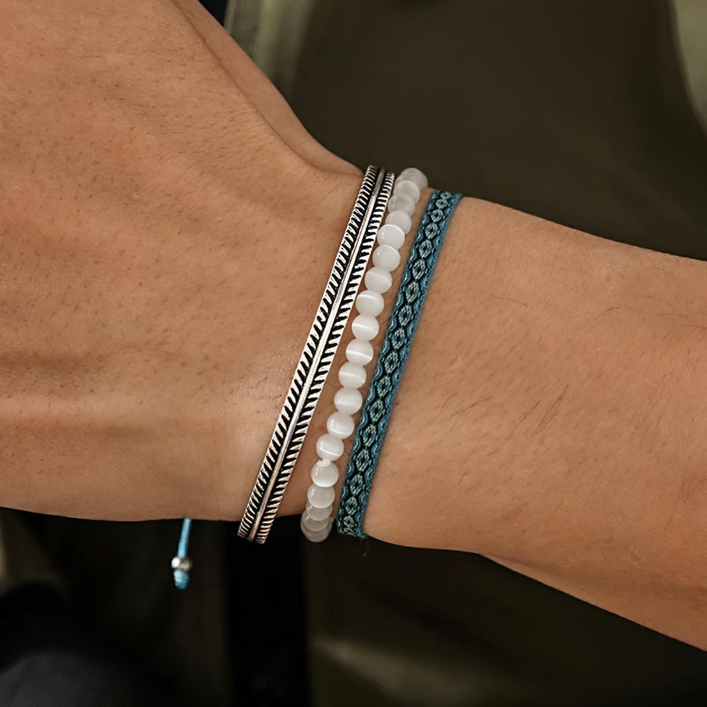 Trio de bracelets tibétains homme en œil de chat blanc, argent fin et cordon bleu tressé.