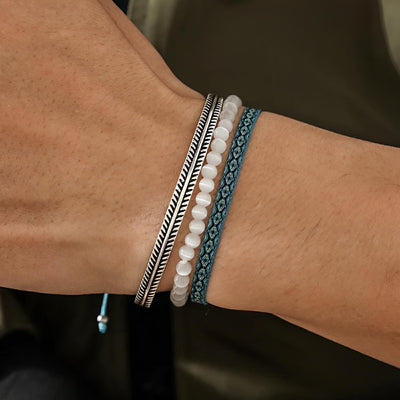 Trio de bracelets tibétains homme en œil de chat blanc, argent fin et cordon bleu tressé.