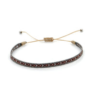 Bracelet tibétain homme en cuir marron avec motif rouge et cordelette ajustable beige.