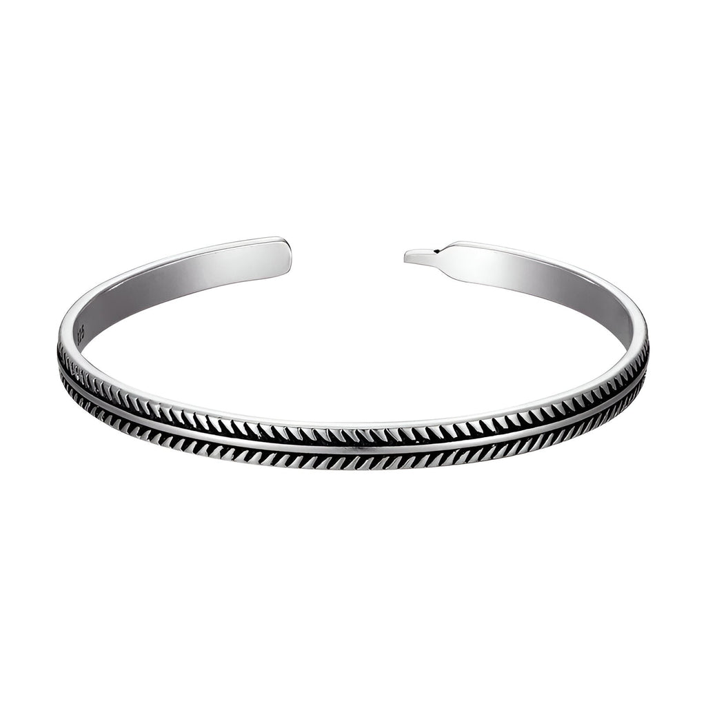 Bracelet jonc en cuivre argenté avec motif chevrons gravé, design fin pour homme.
