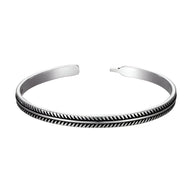 Bracelet jonc en cuivre argenté avec motif chevrons gravé, design fin pour homme.