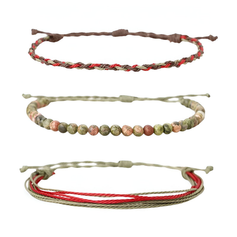 Trio de bracelets tibétains homme en fil ciré rouge et fils beige, avec perles naturelles multicolores et bronze.