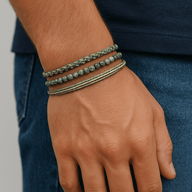 Trio de bracelets tibétains homme en pierres naturelles vertes et fil ciré kaki, style bohème.