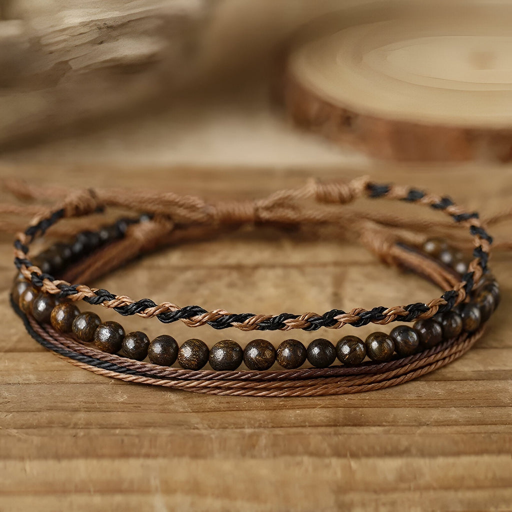 Trio de bracelets homme en pierres naturelles œil de tigre et fils cirés marron et noir enroulés.