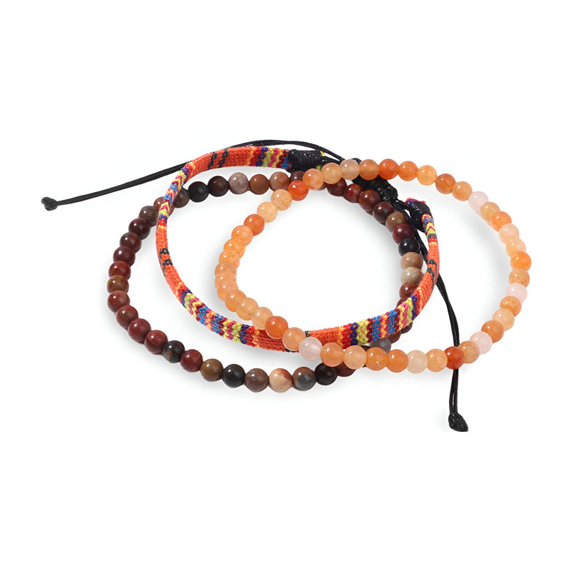 Trio de bracelets tibétains pour homme en jaspe rouge et pierres orangées avec cordons réglables noirs.
