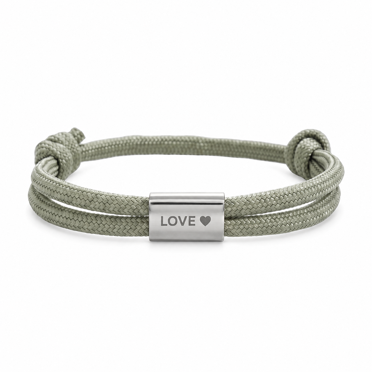 Bracelet Veyron Vert et argent, plaque centrale gravée LOVE ♥, posé de face sur fond blanc
