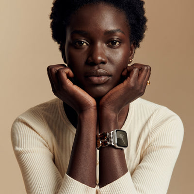 Bracelet Apple Watch femme, maillons en résine ambrée, finition métallique, confort élastique, style chic, modèle Agarte