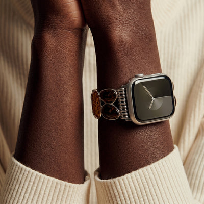 Bracelet Apple Watch femme, maillons en résine ambrée, finition métallique, confort élastique, style chic, modèle Agarte