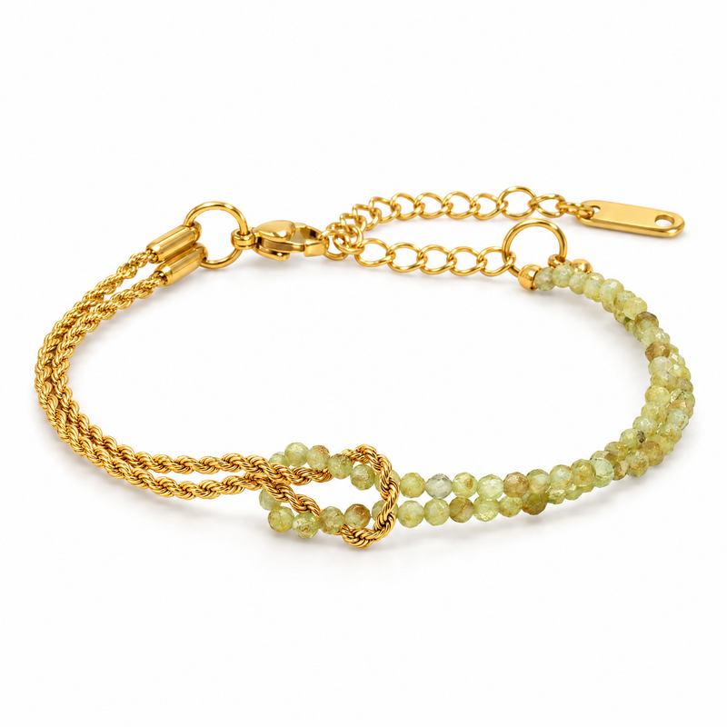 Packshot studio bracelet Wenda Jade, vue frontale basse, fond blanc pur — détails verrouillés 10 octobre 2026
