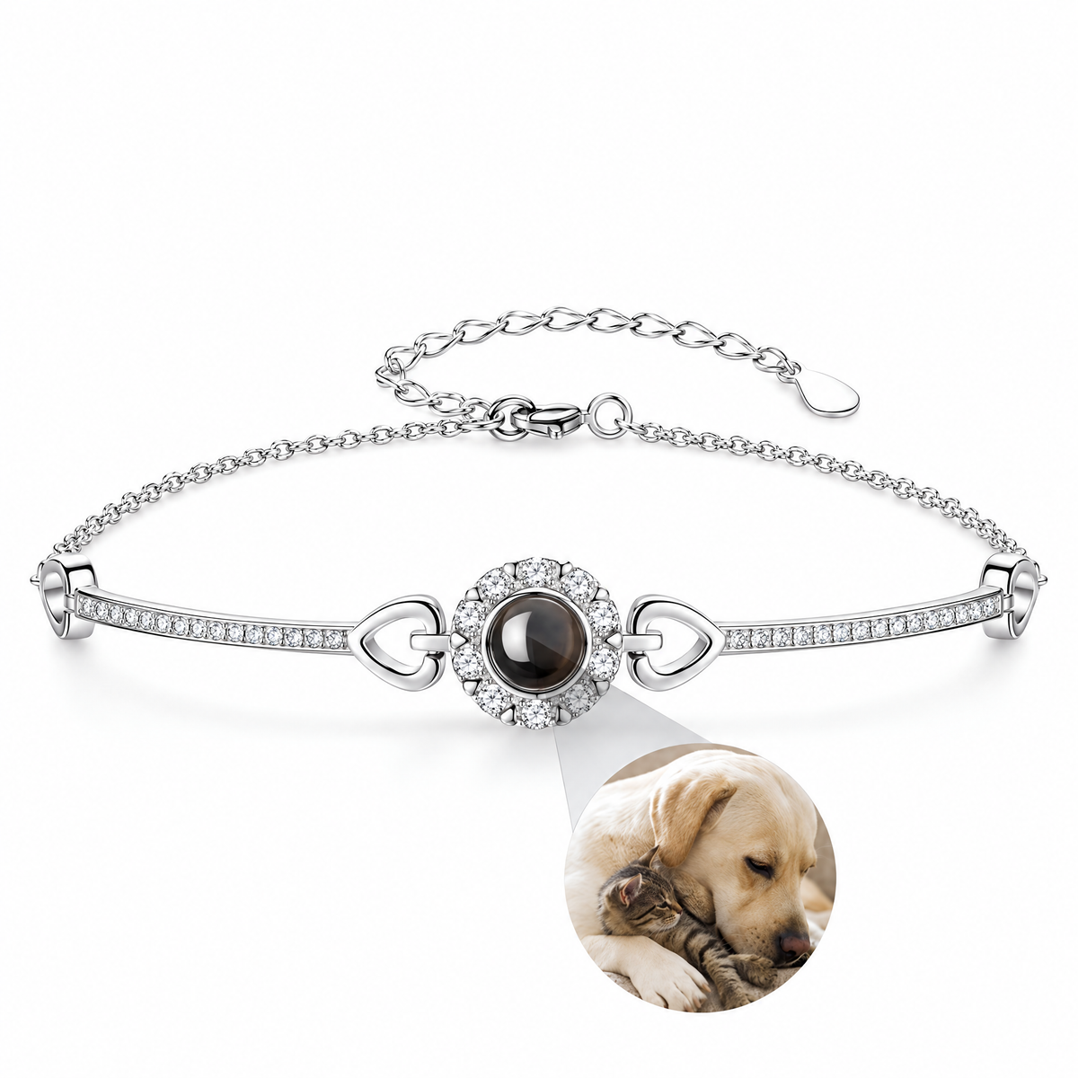 Bracelet photo personnalisable avec médaillon projection, pavé de zircons — modèle Zenaida — Argent — packshot studio photo sous lentille