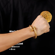 Bracelet homme en acier inoxydable doré torsadé avec extrémités plates polies.