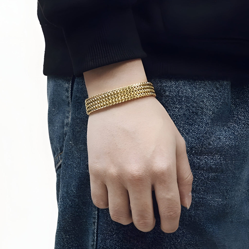 Bracelet homme en acier inoxydable doré, style mailles larges et texturées.