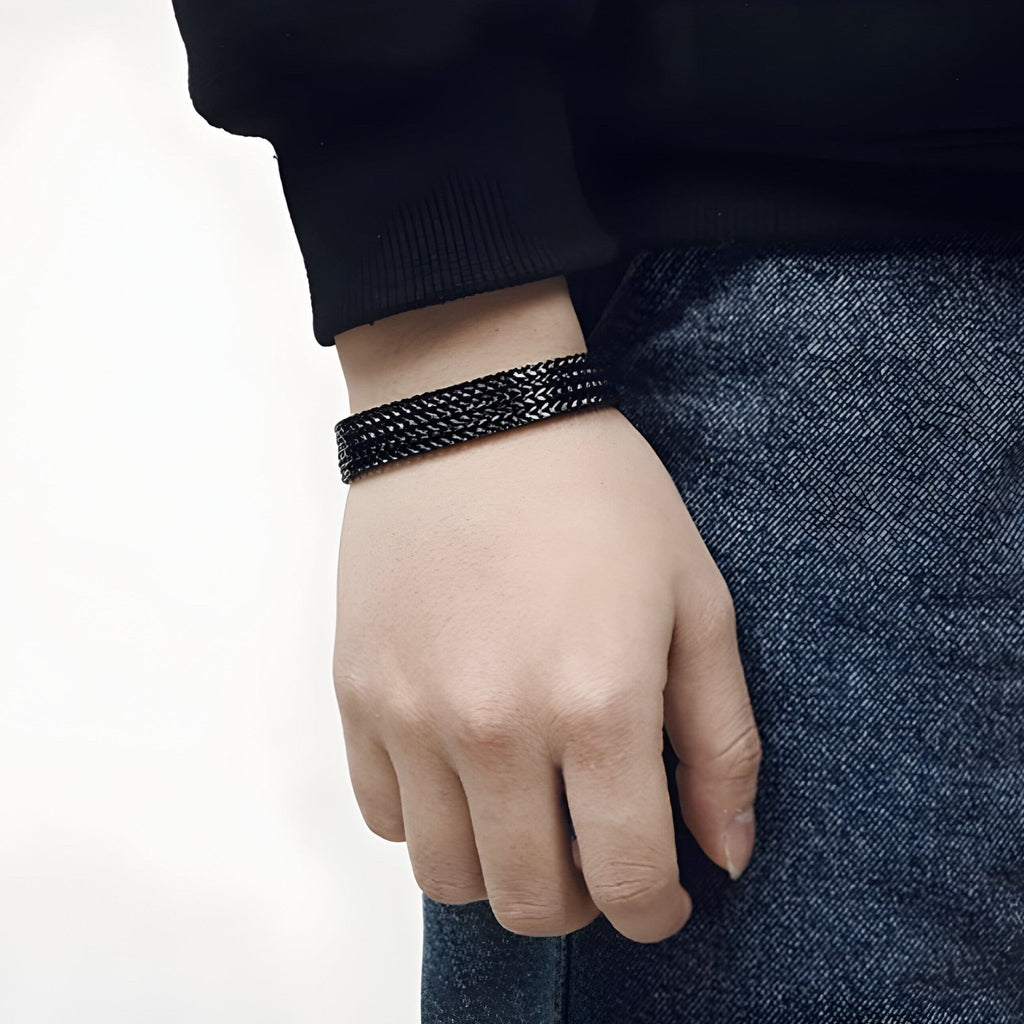 Bracelet en acier inoxydable noir effet maille fine, style masculin et moderne.
