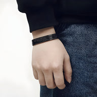 Bracelet en acier inoxydable noir effet maille fine, style masculin et moderne.