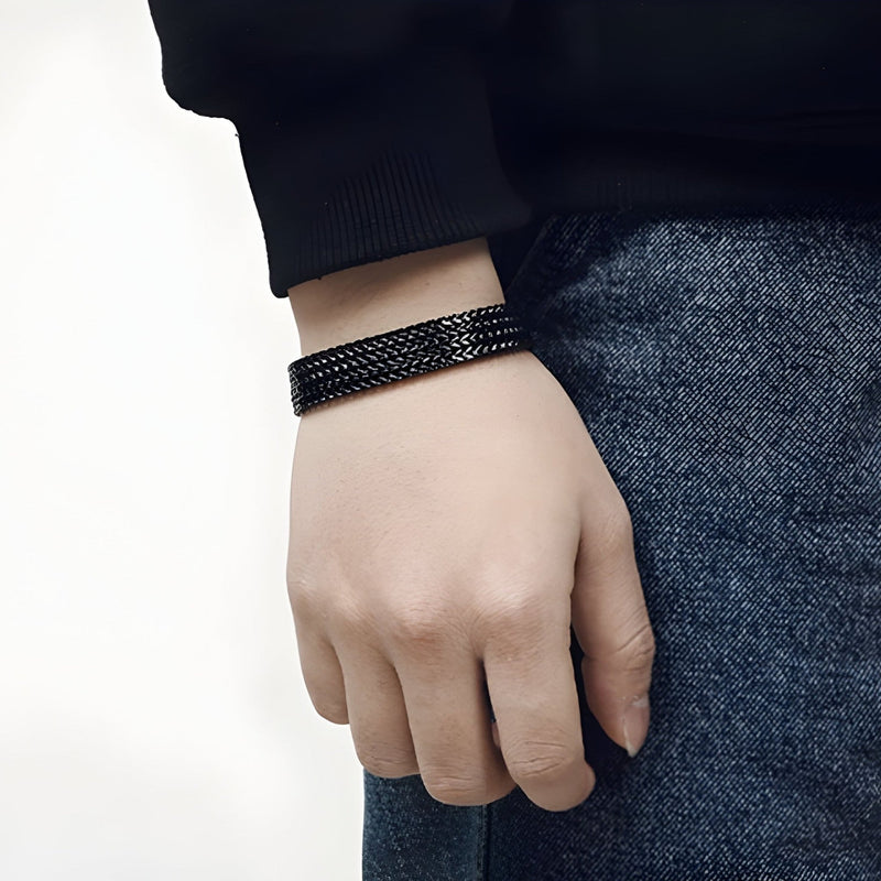 Bracelet en acier inoxydable noir effet maille fine, style masculin et moderne.