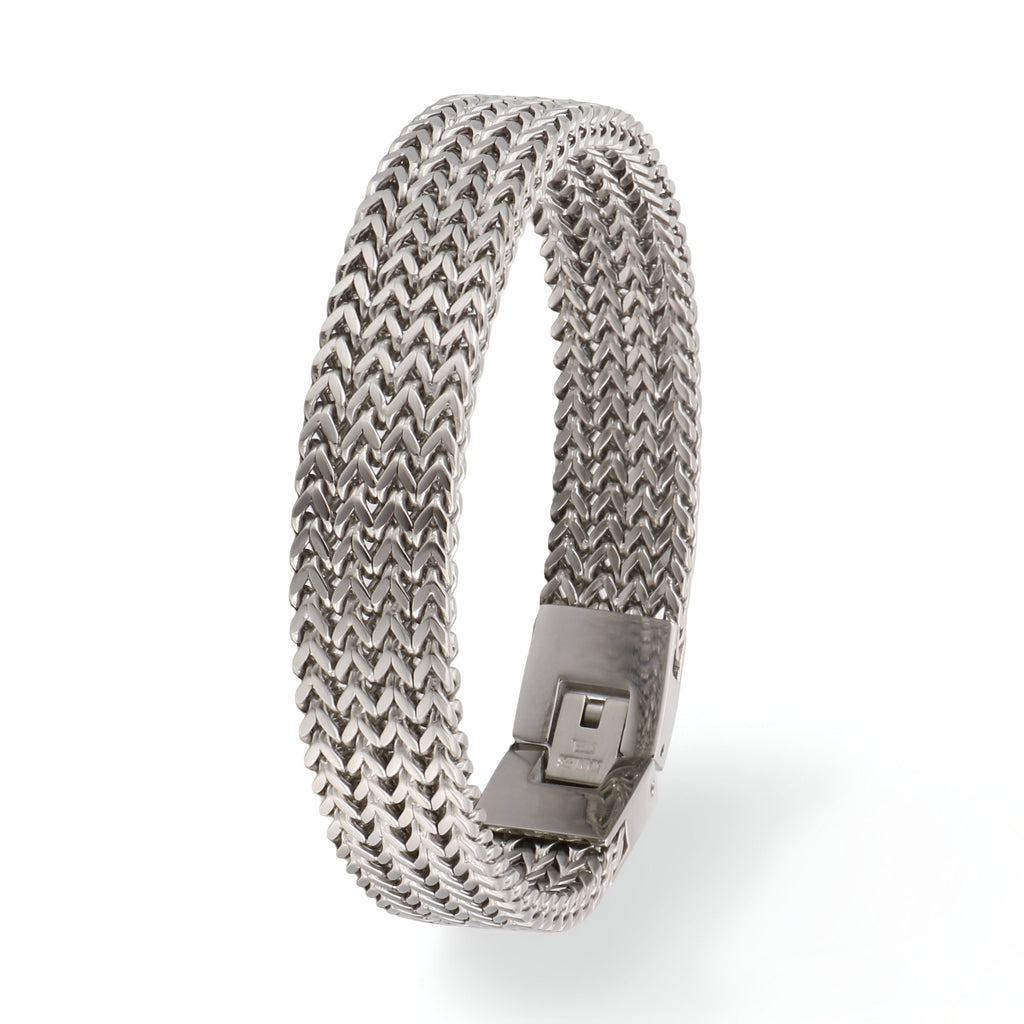 Bracelet homme en acier inoxydable argenté tressé à mailles fines avec fermoir intégré robuste.