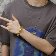 Bracelet en acier inoxydable doré en forme de dragon, style masculin, porté au poignet.