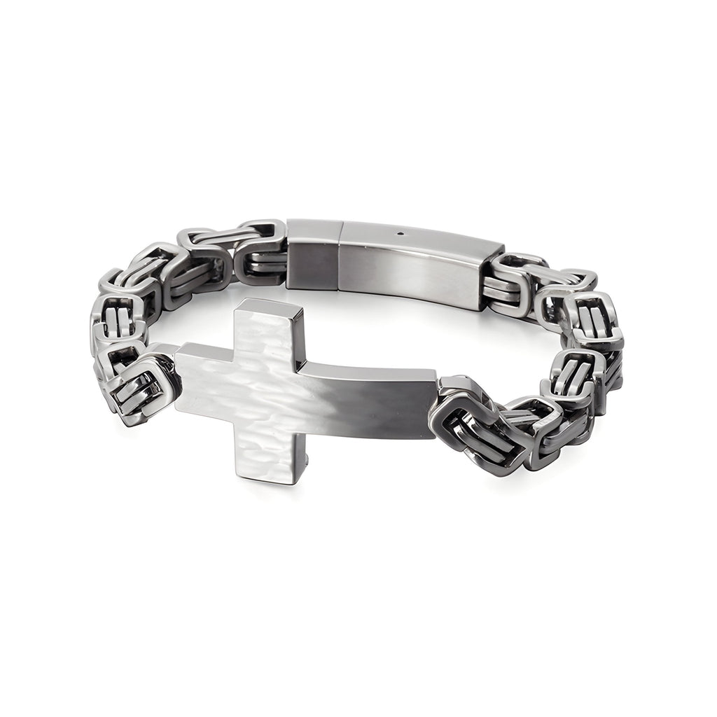 Bracelet homme en acier inoxydable argenté à maillons entrelacés avec croix centrale brossée.