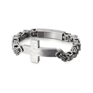 Bracelet homme en acier inoxydable argenté à maillons entrelacés avec croix centrale brossée.