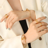 Bracelet ajustable en titane doré avec motif cœur orné de pierres de zircon brillantes.