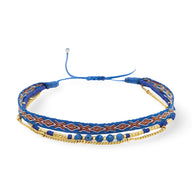 Bracelet fin plaqué or avec perles bleues naturelles et tresse en fil bleu et orange.