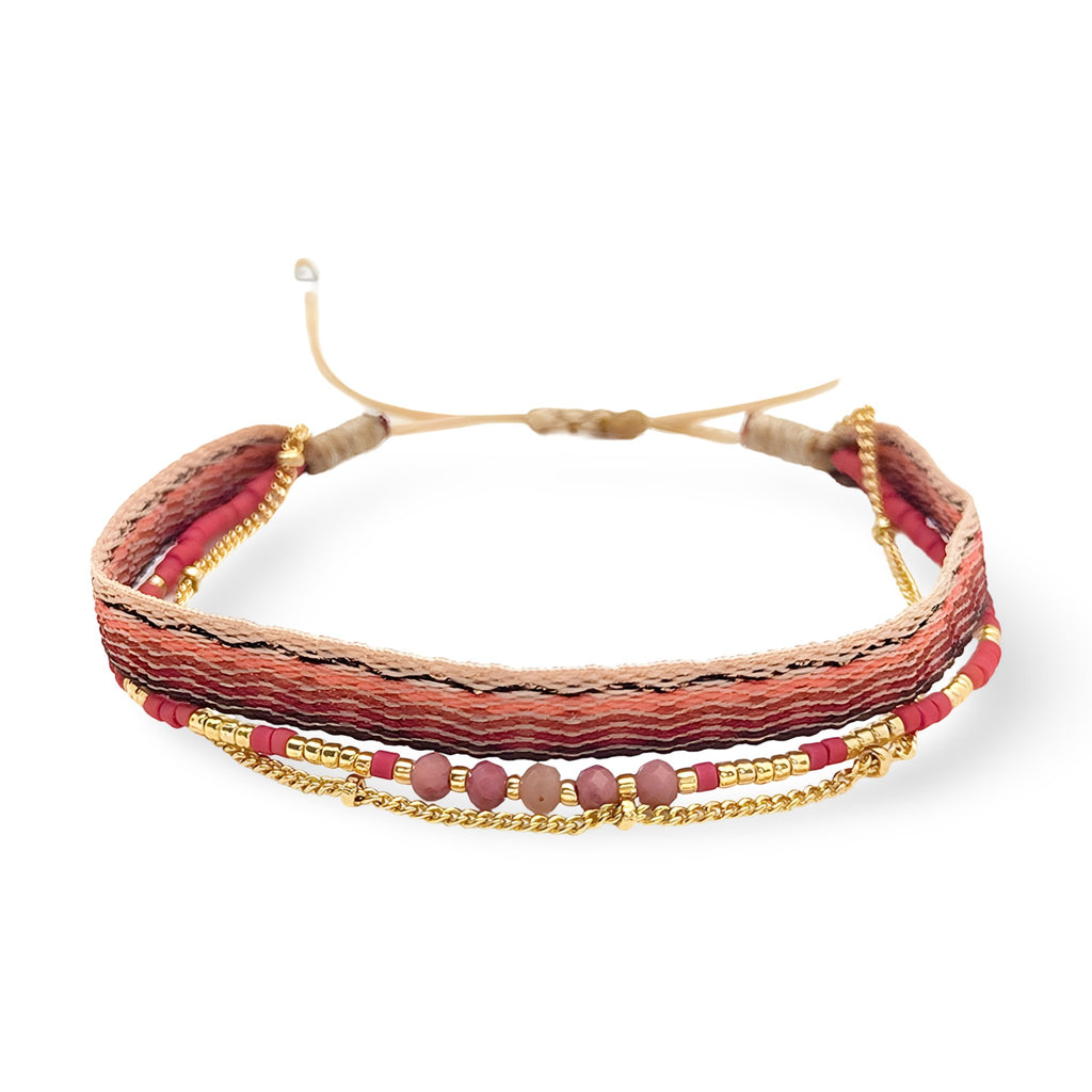 Bracelet avec chainette plaqué or, pierres naturelles rouges, tresses coton et perles dorées.