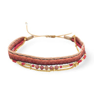 Bracelet avec chainette plaqué or, pierres naturelles rouges, tresses coton et perles dorées.