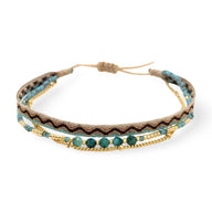 Bracelet beige plaqué or avec chainette fine et pierres naturelles vertes, style bohème.