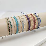 Bracelets chaîne plaqué or avec pierres naturelles en vert, beige, gris, bleu, rouge et violet, style Thaliane.