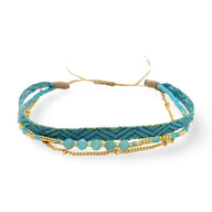 Bracelet à chainette plaqué or avec pierres naturelles bleu turquoise et tissage en fil bleu.