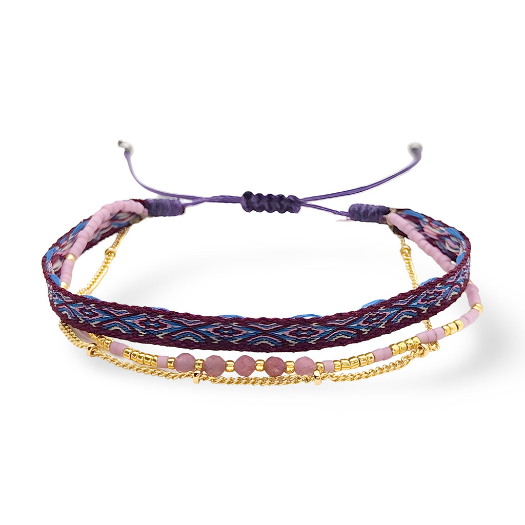Bracelet Thaliane avec chaîne plaqué or, pierres naturelles rouges et tresse violet et bleu.