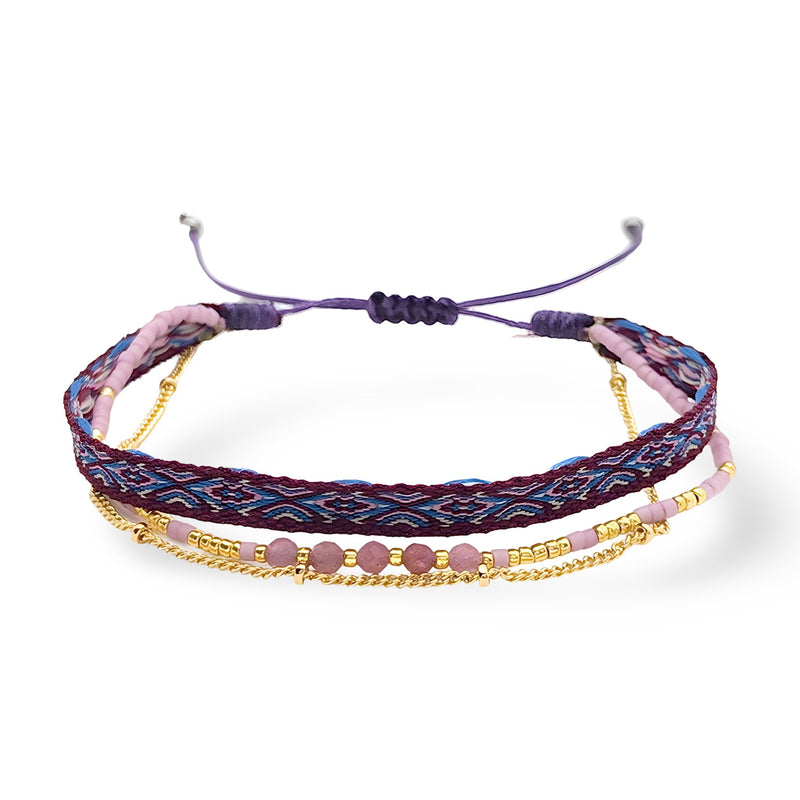 Bracelet Thaliane avec chaîne plaqué or, pierres naturelles rouges et tresse violet et bleu.