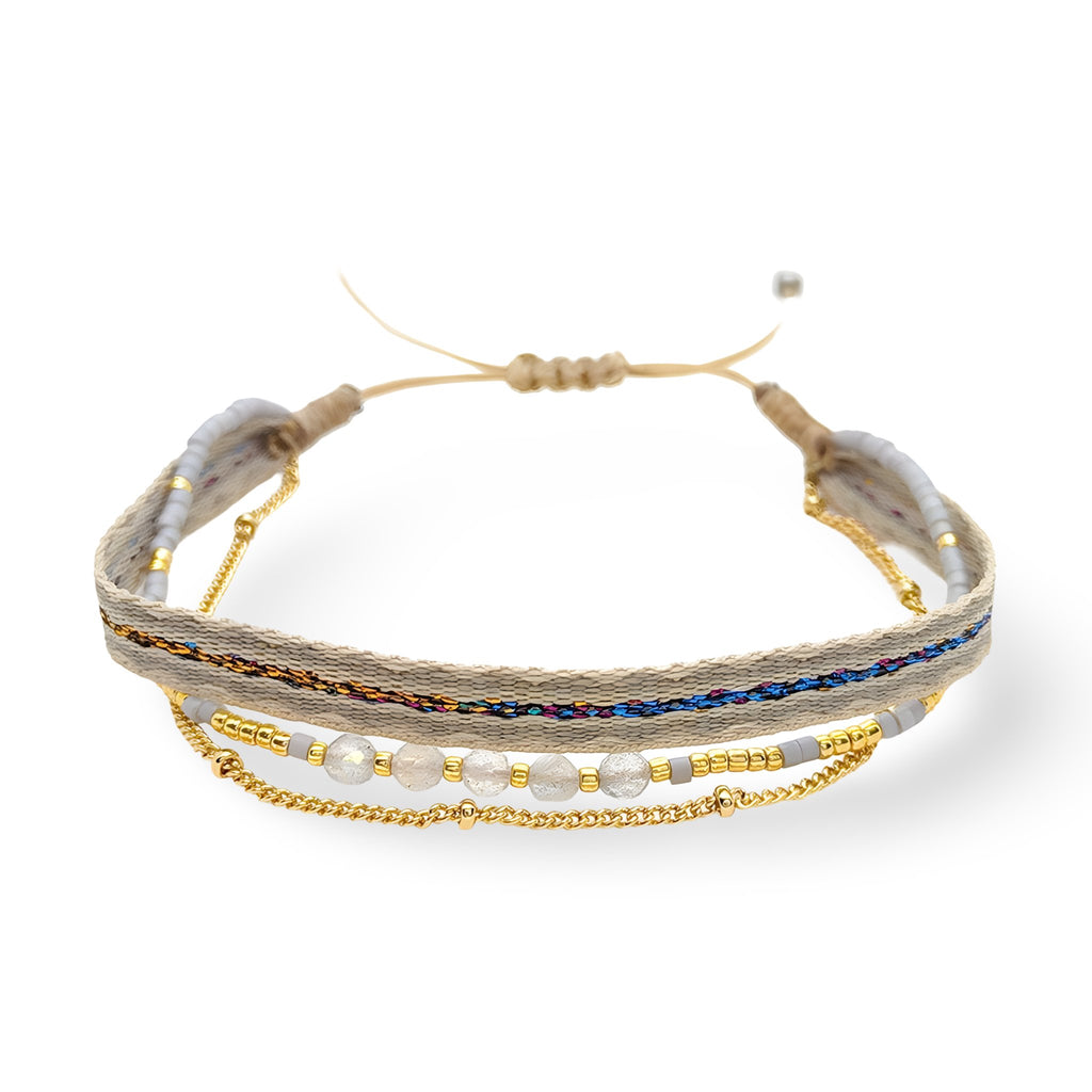 Bracelet Thaliane fin en chaîne plaqué or avec perles blanches et cordon tressé gris pâle.