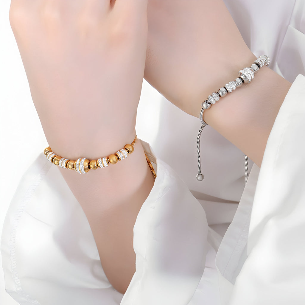 Bracelet en perles de titane plaqué or avec cristaux scintillants, modèle Jennifer, porté au poignet.